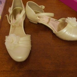 Perfect cream color kids shoes by Smartfit